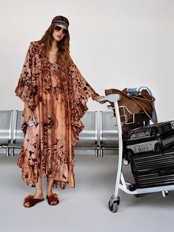 Voluminous silhouettes and long dresses create a vacation mood.