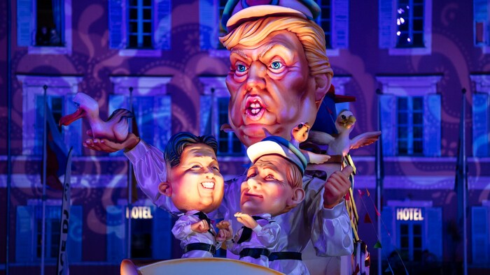 Ein Karnevalswagen mit Donald Trump, Wladimir Putin und Kim Jong Un zieht durch Nizza.