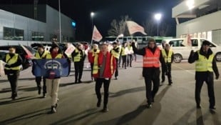 Auch in Vösendorf gingen die Busfahrer auf die Straße, um zu demonstrieren.  (Bild: Gewerkschaft)