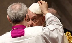 Papst Franziskus liegt seit Tagen mit einer komplexen Atemwegsinfektion inklusive ...