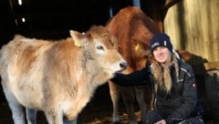 Jana Windisch mit dem mittlerweile genesenen Kalb „Selma“ in Lustbühel.  (Bild: Jauschowetz Christian)