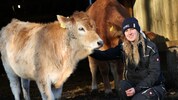 Jana Windisch mit dem mittlerweile genesenen Kalb „Selma“ in Lustbühel. 
