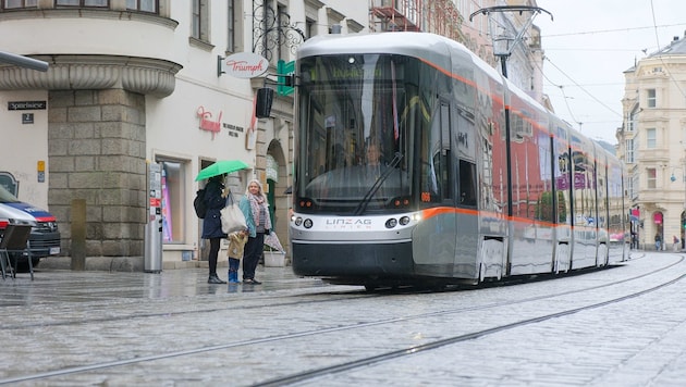 Wegen einer Gewalteskalation in einer Straßenbahn wurde ein 30-Jähriger am Landesgericht Linz verurteilt. (Bild: Horst Einöder/Flashpictures)