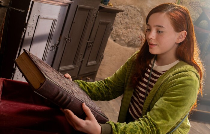 Willow (Ava Petsch) findet das Hexenbuch.