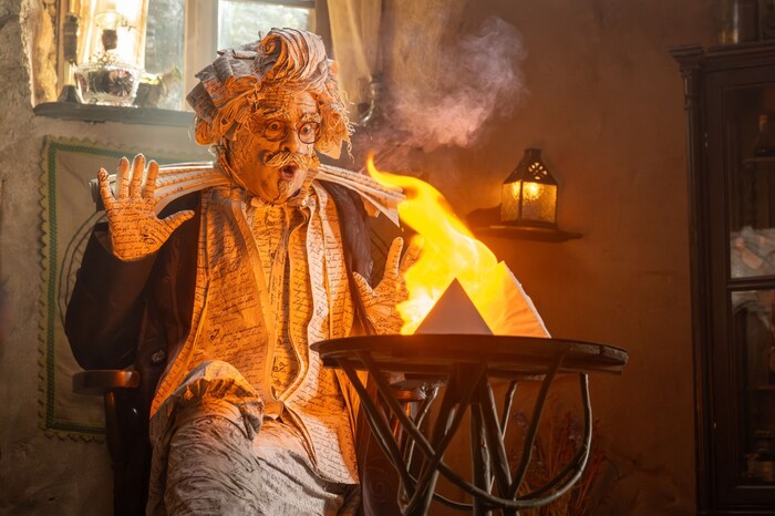 Grimmoor (Max Giermann) schrickt vor den Flammen zurück.