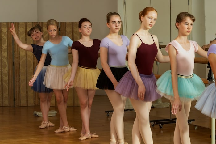 Finden Gretchen (Anna von Seld), Valentina (Cora Trube) und Willow (Ava Petsch) beim Ballett die ...