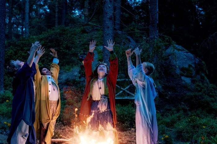 Am Kraftort: Gretchen (Anna von Seld), Lotti (Mary Tölle), Willow (Ava Petsch) und Valentina ...