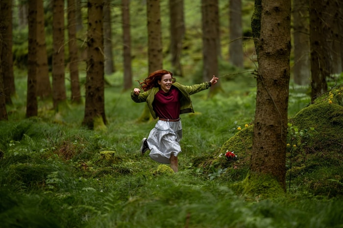 Willow (Ava Petsch) und ihr Wald sind eins.