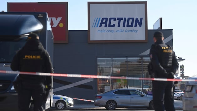 Two women fell victim to the attacker in this shopping center on Thursday. (Bild: ASSOCIATED PRESS)