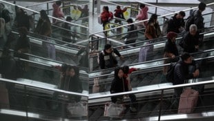 Beamte haben weltweit nicht unbedingt den besten Ruf – in China begegnet man dem nun mit einem ausgefallenen Druckmittel. (Bild: AFP)