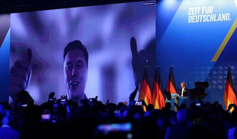 Elon Musk flimmerte beim Wahlkampfauftakt der AfD über die Leinwand. (Bild: AFP)