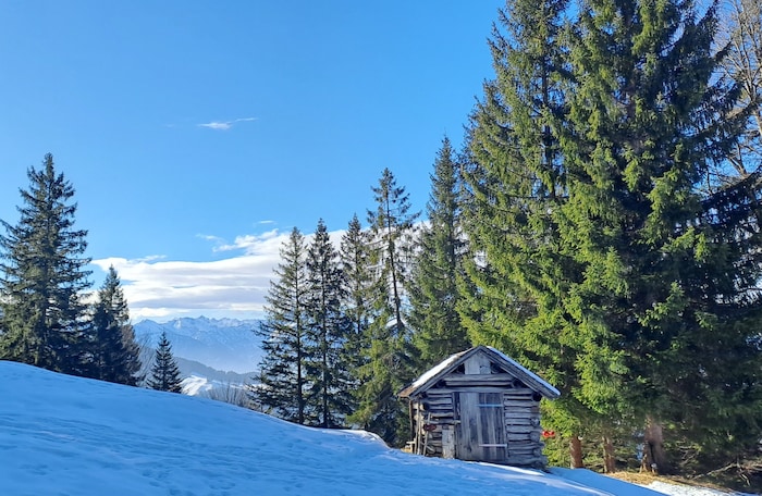 Der Pfad führt an zahlreichen kleinen Heustadeln vorbei.