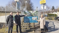 Startschuss für Neubau: Projektleiter Wolfgang Toman, Stadtbaudirektor Bertram Werle und ...