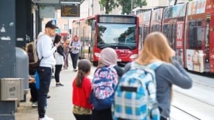 Die Sicherheit in Bussen und Bahnen zu erhöhen ist das Ziel eines Antrags, der vor etwa einem Monat im Innsbrucker Gemeinderat eingebracht wurde. Durch die Gewaltattacke auf ein Mädchen erhält er zusätzliche Brisanz. (Bild: Birbaumer Christof)