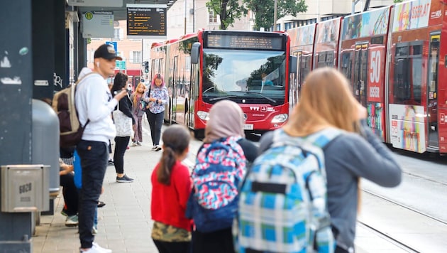 Increasing safety on buses and trains is the aim of a motion that was tabled in Innsbruck's local council around a month ago. The violent attack on a girl gives it added urgency. (Bild: Birbaumer Christof)