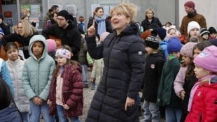 Die Kinder mit Lehrerin Sarah Grubinger (Bild: Markus Tschepp)