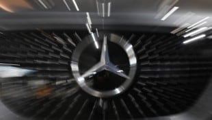 Seinen Mercedes (Symbolbild) bot der 56-Jährige im Internet an. (Bild: AFP/THOMAS KIENZLE)