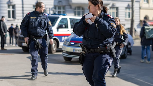 A lot of police and security guards from Wiener Linien were out and about on Thursday. (Bild: Urbantschitsch Mario)