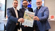 Franz Jirka, Christian Dollinger und Helmuth Hehenberger (v. li.) mit dem Malbuch.