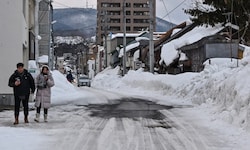 Einige Regionen Japans erleben seit zwei Wochen heftigen Schneefall. Sechs Menschen sind bei der ...
