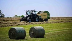 Bei landwirtschaftlichen Arbeiten mit Traktoren und anderen schweren Geräten ist immer auch besondere Vorsicht geboten. (Bild: Pressefoto Scharinger/Daniel Scharinger)