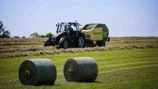 Bei landwirtschaftlichen Arbeiten mit Traktoren und anderen schweren Geräten ist immer auch besondere Vorsicht geboten. (Bild: Pressefoto Scharinger/Daniel Scharinger)