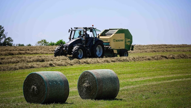 Bei landwirtschaftlichen Arbeiten mit Traktoren und anderen schweren Geräten ist immer auch besondere Vorsicht geboten. (Bild: Pressefoto Scharinger/Daniel Scharinger)