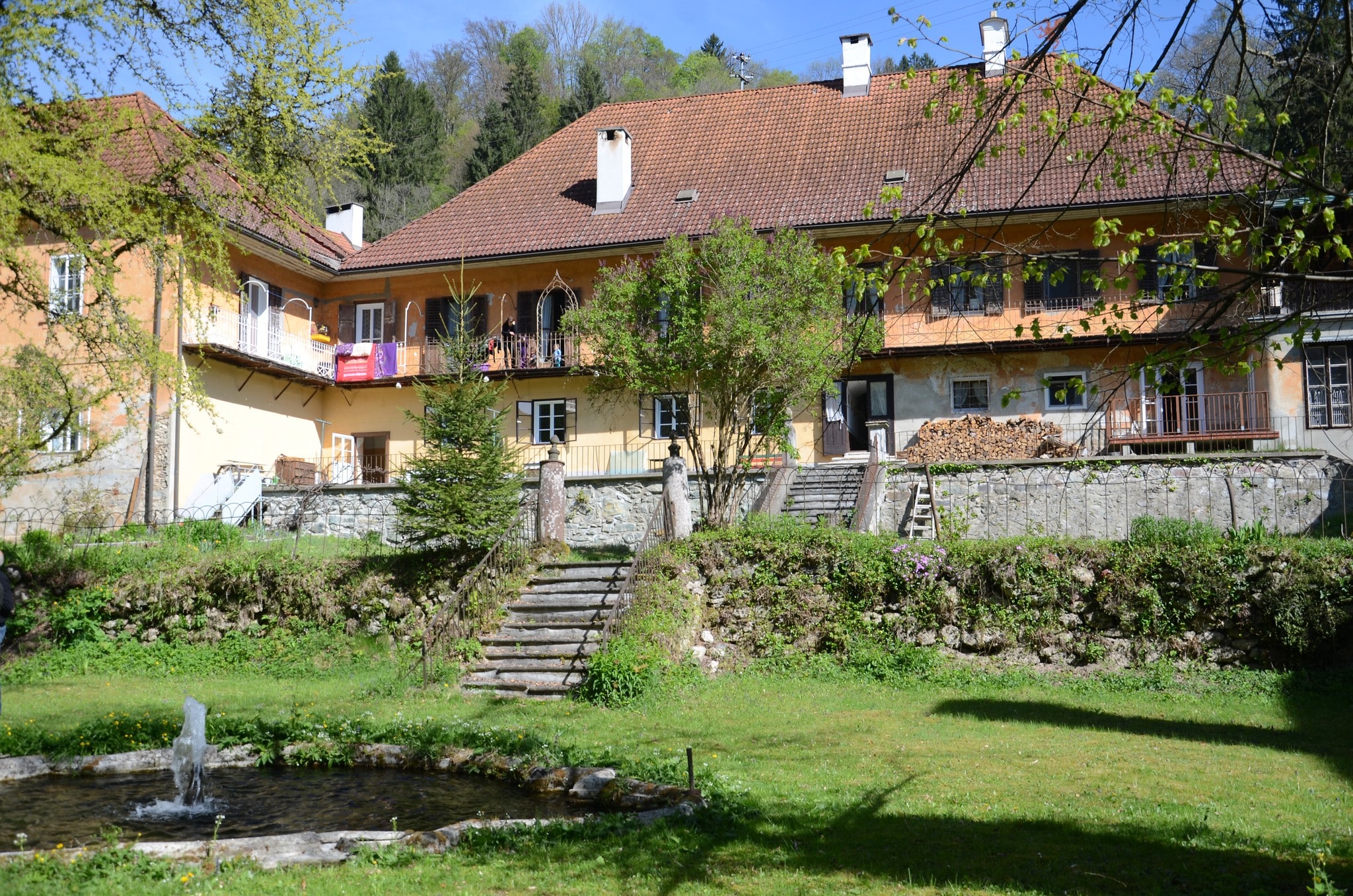 The castle garden in Lippitzbach against the garden front of the castle. (Bild: Geschichtsverein Kärnten)