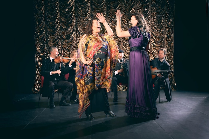 Taking part in the Wienerliedshow: Tini Kainrath (left) 