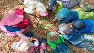 Der Waldkindergarten in Maria Saal kann sich ohne finanzielle Unterstützung der Gemeinde oder durch Elternbeiträge nicht über Wasser halten – es droht die Schließung. Nun gibt es Hoffnung, doch noch eine Lösung zu finden. (Bild: Waldkindergarten.com)