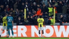 Spieler von Anderlecht und Fenerbahce schauen fassungslos auf die Vorgänge auf der Tribüne ... (Bild: AP)