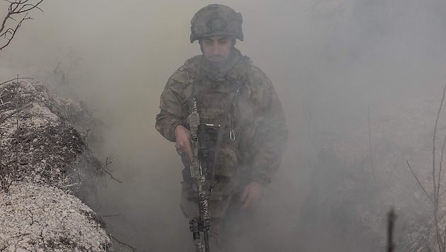 A Ukrainian soldier in a trench in Donetsk (Bild: AFP)