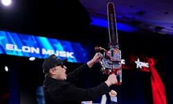 Elon Musk schwingt die „Bürokratie“-Kettensäge von Argentiniens Präsident Milei.