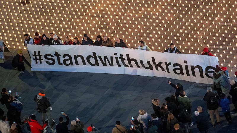 Solidarity rally for Ukraine including a sea of lights in Vienna (Bild: APA/GEORG HOCHMUTH)