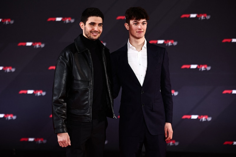 Oliver Bearman (r.) wird gemeinsam mit Esteban Ocon (l.) für Haas an den Start gehen. (Bild: AFP)