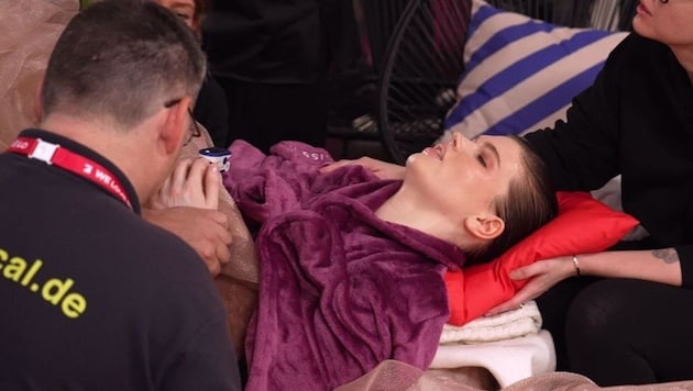 Candidate Xenia suffered a fainting spell while filming "Germany's Next Topmodel". The emergency doctor had to be called. (Bild: Glomex)