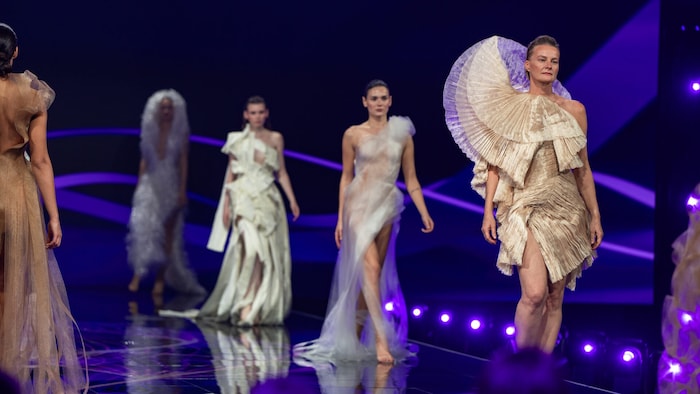 Beim Laufsteg-Debüt der „GNTM“-Kandidatinnen ging nicht alles glatt.