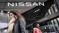 Jüngst waren Fusionsgespräche zwischen Nissan und Honda gescheitert. Der Aktienkurs von Nissan zog an der Börse in Tokio um gut zehn Prozent an. Im Bild: Nissan-Showroom in Tokio (Bild: AFP )