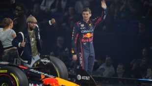 Max Verstappen (re.) bei der Präsentation des neuen Boliden (Bild: AP)