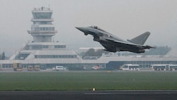 Am Flughafen in Linz-Hörsching werden am Freitag drei Eurofighter erwartet. Von dort aus wird jetzt der österreichische Luftraum überwacht.  (Bild: Bundesheer)