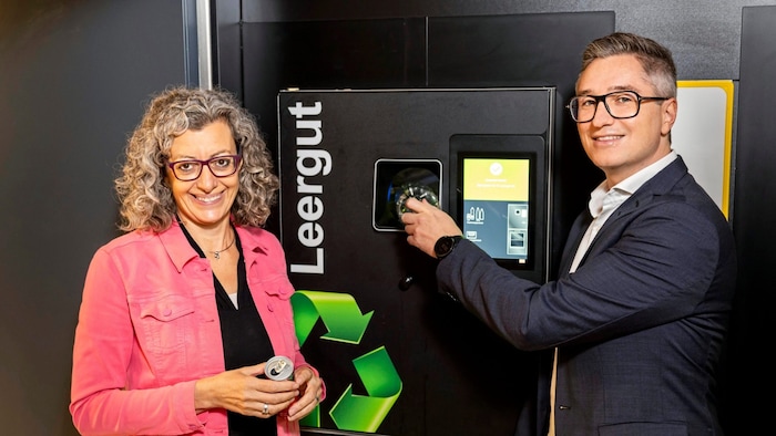 Die „Pfandmanager“ Monika Fiala und Simon Parth von Recycling Pfand Österreich.