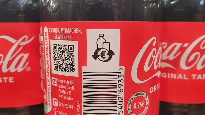Flaschen bzw. Dosen mit dem neuen Pfandlogo: Hier sind 25 Cent Einsatz fällig.