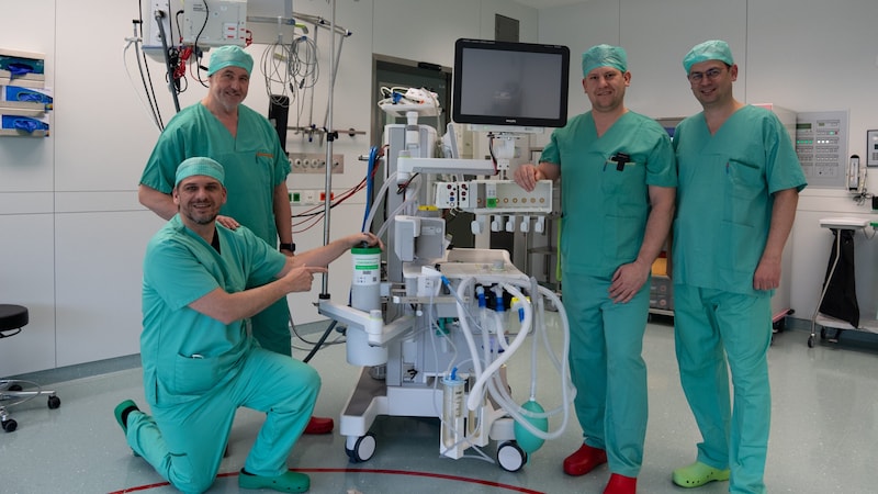 OR team led by senior physician Marc Baumann, technician Hans Seidl, Christian Drießler (anesthesia care) and technician Jakob Miklautz (Bild: Salk/Mohamed)