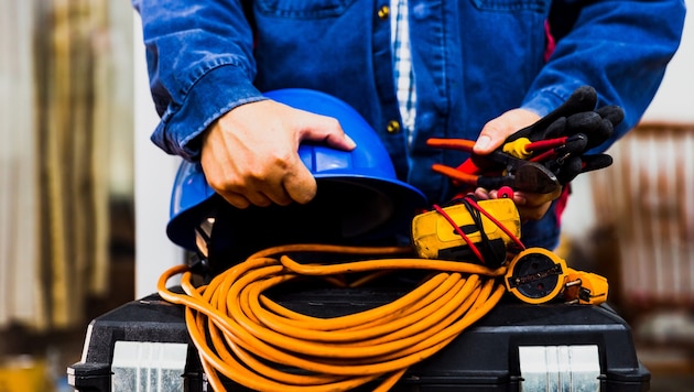 Die Liste der bundesweiten Mangelberufe umfasst eine Vielzahl von Berufen, darunter Techniker für Starkstromtechnik​, Landmaschinenbauer und Diplomingenieure. (Bild: Wisut - stock.adobe.com)