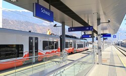 Der Täter dürfte zum Bahnhof Schwaz geflüchtet und dort in eine S-Bahn eingestiegen sein ...