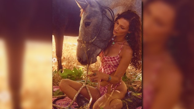 Bella Hadid has designed a cowgirl-style collection together with the Frankies Bikinis brand. (Bild: instagram.com/frankiesbikinis)