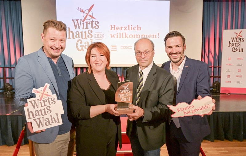 Hopf, Zollner, „Krone Kärnten“ -Chefredakteur Hannes Mößlacher und WK-Gastrochef Stefan Sternad (v. li.) bei der Wirtshaus-Gala 2024. (Bild: Evelyn Hronek)