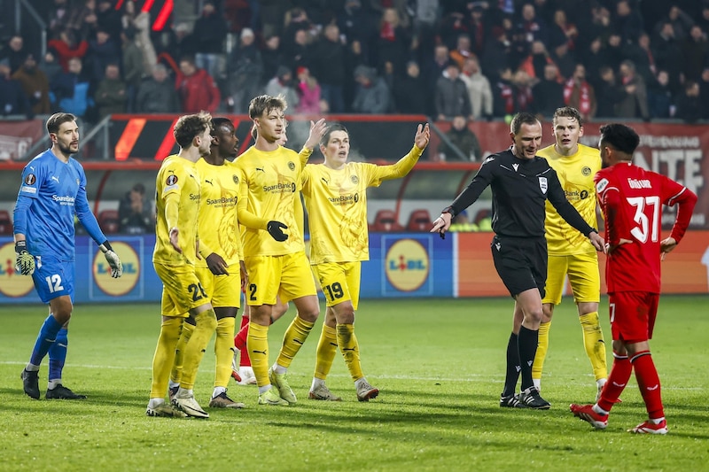 Referee Sebastian Gishamer was in action in the Euro League intermediate round in Enschede. (Bild: EPA)