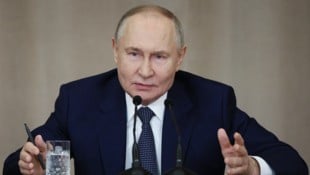 Durch den geschichtsvergessenen Kurswechsel von Donald Trump befindet sich Wladimir Putin plötzlich wieder im Aufwand. (Bild: AP)