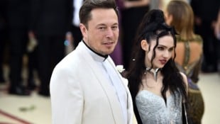 Elon Musk und Grimes haben drei gemeinsame Kinder. Wegen einer „medizinischen Krise unseres Kindes“ richtete die Sängerin jetzt auf X einen öffentlichen Hilferuf an Musk. (Bild: APA/Theo Wargo/Getty Images for Huffington Post/AFP )